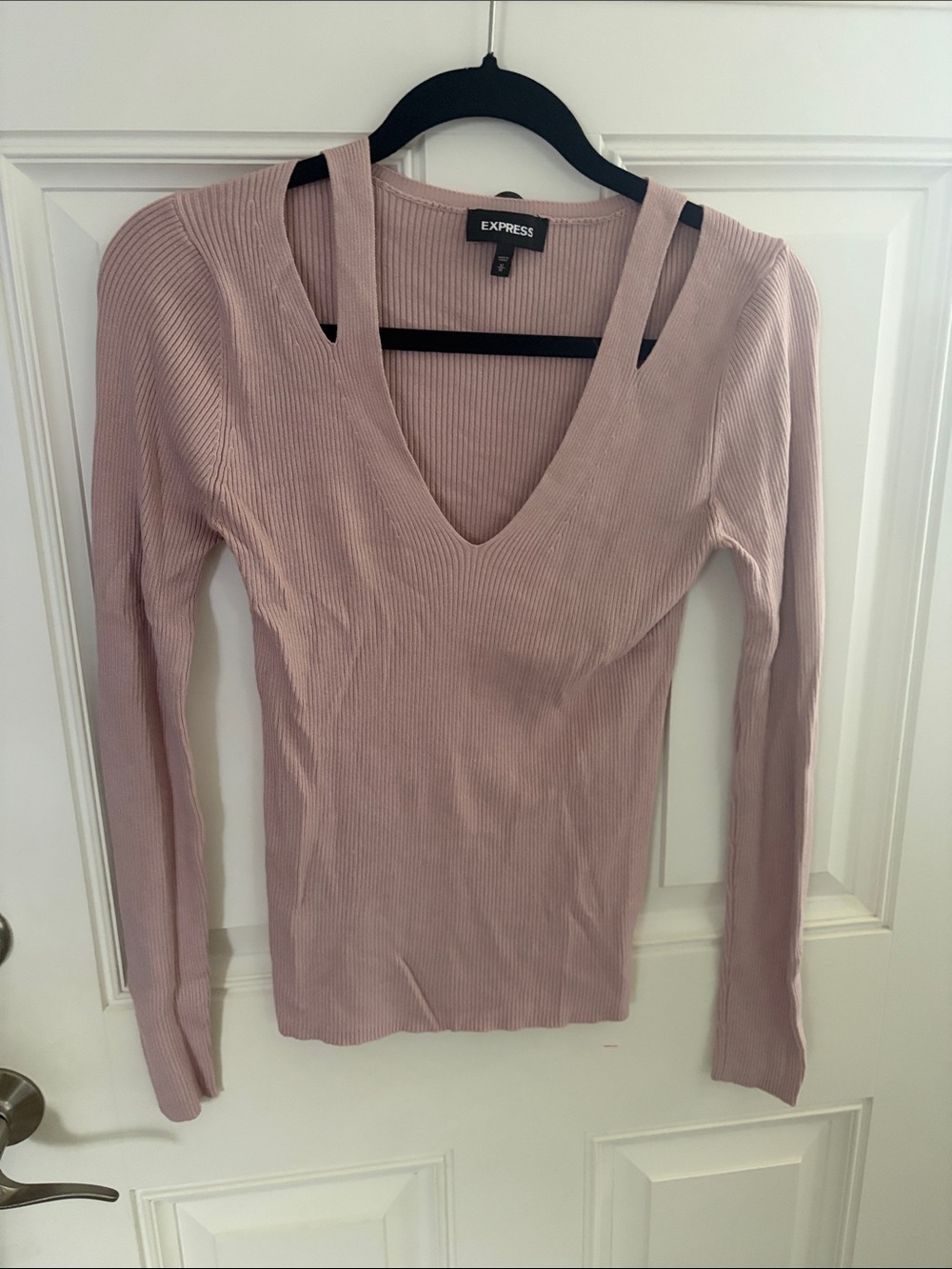 Express Ribbed V-Neck Long Sleeve Top in Mauve Pink